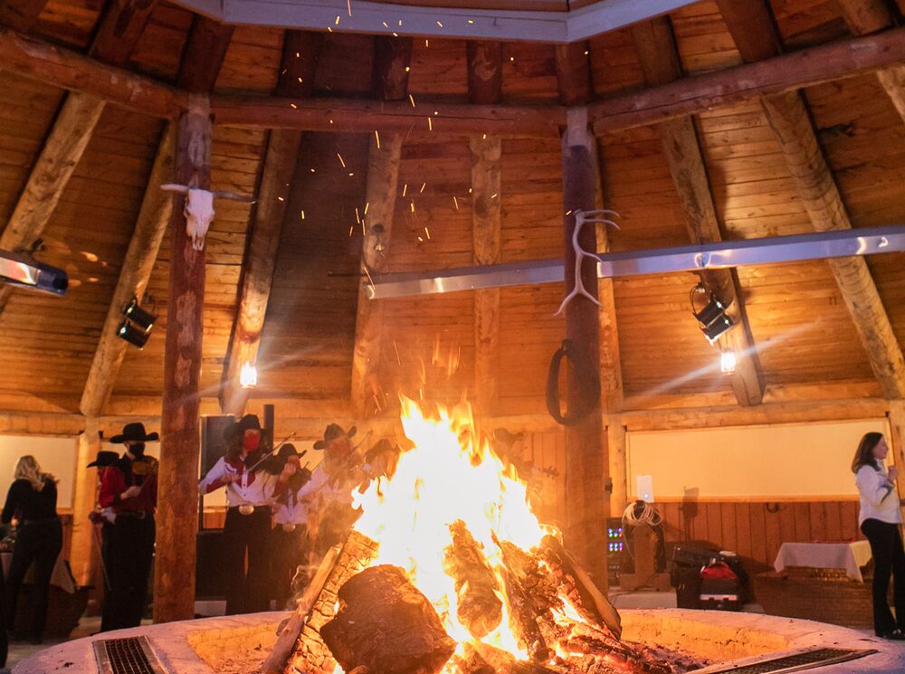 After the meal , the guests are enjoying the bonfire in Mountain